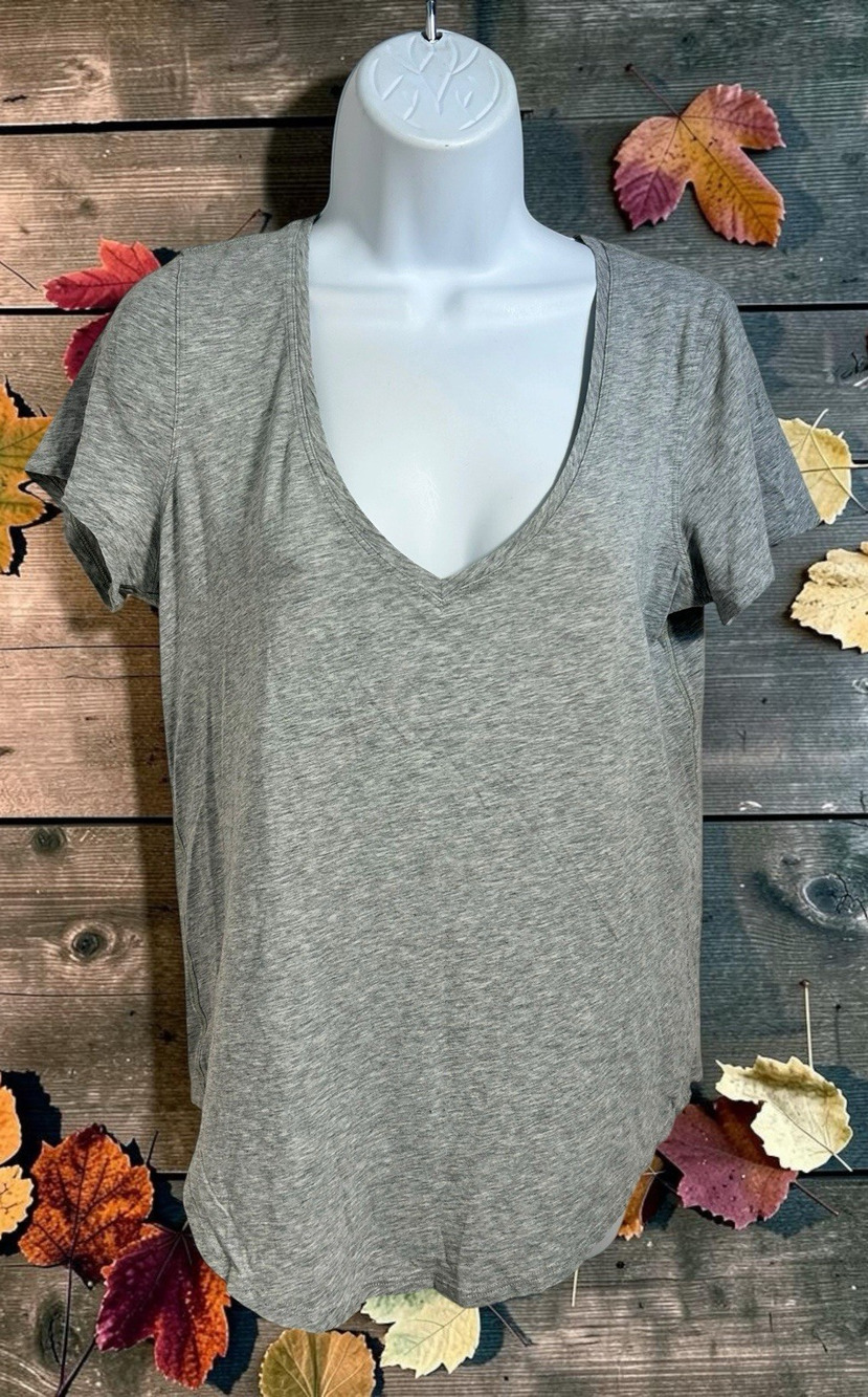 Lululemon Love Tee V-Neck Top Sz 8 Heathered Grey Short Sleeve Cotton Shirt